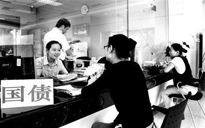 由于網(wǎng)銀和柜臺同時開售，部分銀行網(wǎng)點甚至來不及賣出一筆就發(fā)現(xiàn)額度全部被搶光供圖/視覺中國