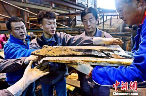 圖為南昌西漢海昏侯墓主槨室考古發(fā)掘現(xiàn)場出土了一組漆器“屏風”。　郭晶 攝