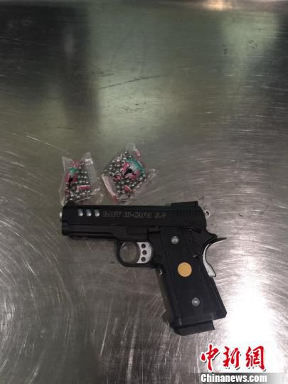 圖為查獲的空氣動力槍和鋼珠彈?！＄娦馈z