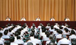 上圖為全省領(lǐng)導(dǎo)干部會議會場。 本報記者李聯(lián)軍攝