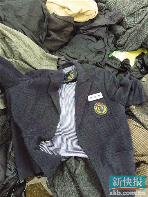 現(xiàn)場(chǎng)查獲的一件韓國(guó)校服。 鄭雁虹/攝