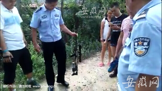 警方在案發(fā)地附近找到的槍支。