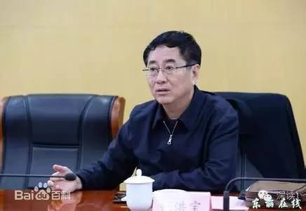 通報指出，張洪寶眼看著幾年前還不知名的個體老板搖身一變成為大企業(yè)家，心里既艷羨又發(fā)酸，滋生了“我為他們贏得了好的發(fā)展機遇，收些款物就權當是對我這些年辛勤工作的一種補償”的念頭。于是他開始熱衷于與身邊的企業(yè)老板拉拉扯扯、勾肩搭背，剛開始只是幾頓飯、幾張卡，日積月累，越陷越深，不給錢不辦事，給了錢才辦事，在東麗人稱