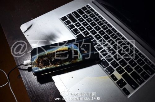根據(jù)圖片來看，蘋果MacBook Pro筆記本觸控面板左邊部分被熏黑，而且該網(wǎng)友也提供了充電設(shè)備，就是三星Note 7原裝充電器。