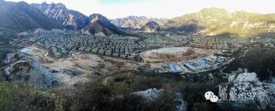 河北淶水“青青小鎮(zhèn)”1-6期全景圖，上百棟別墅組成的別墅群依山而建。部分山體被炸平，準(zhǔn)備建起聯(lián)排雙拼別墅。    新京報(bào)記者 大路 攝