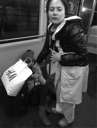 事發(fā)后，一名女乘客（左）受傷。