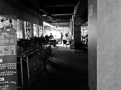 在關(guān)嶺縣，臺(tái)球廳成了輟學(xué)孩子消磨時(shí)光的最好去處 攝影/本報(bào)記者 楊寶璐