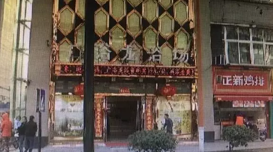 張阿姨說，附近柜臺(tái)一名工作人員，說什么也不讓她在這塊走廊哄孫女，幾句不和，雙方吵了起來。