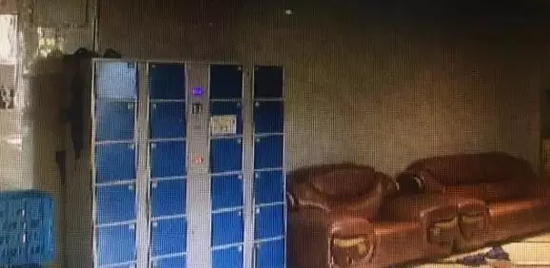 事后一家在浴場里燃放爆竹？