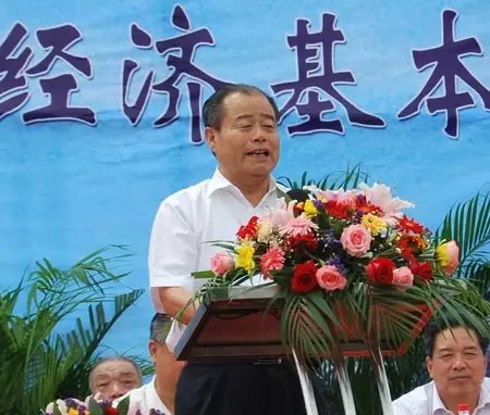 信發(fā)集團發(fā)展成為一家集發(fā)電、供熱、氧化鋁、電解鋁、碳素、燒堿、聚氯乙烯、電石、鋁深加工等產(chǎn)業(yè)于一體的現(xiàn)代化大型企業(yè)集團，位于山東聊城茌平縣。2016年10月，信發(fā)集團董事局主席張學信在接受山東商報采訪時表示，44年企業(yè)沒有一名員工離職。