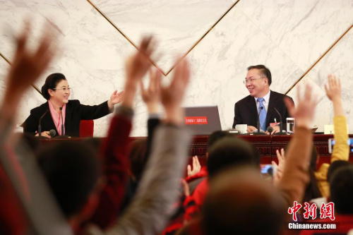 資料圖：2016年3月2日，全國政協(xié)十二屆四次會議新聞發(fā)布會在北京人民大會堂舉行，大會新聞發(fā)言人王國慶(右)回答中外記者提問。中新社記者 盛佳鵬 攝