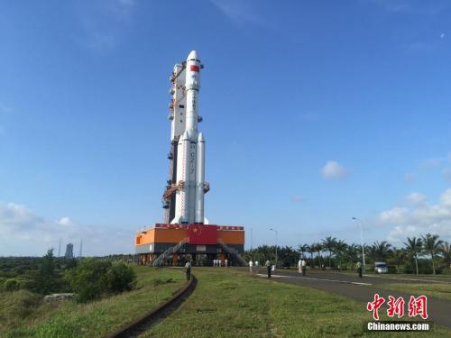 4月17日7時30分，承載著長征七號遙二運載火箭與天舟一號貨運飛船組合體的活動發(fā)射平臺，垂直轉(zhuǎn)運至發(fā)射區(qū)，標(biāo)志著“天舟一號”飛行任務(wù)正式進入發(fā)射階段。閆寧 攝