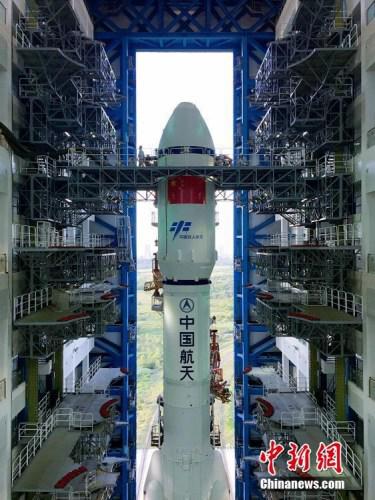 垂直轉(zhuǎn)運的順利完成，標(biāo)志著“天舟一號”飛行任務(wù)正式進入發(fā)射階段。張文軍 攝