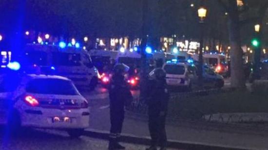 據(jù)英國廣播公司（BBC）消息，巴黎警方稱，巴黎中部發(fā)生槍擊事件，一名警察死亡，另一名受傷。