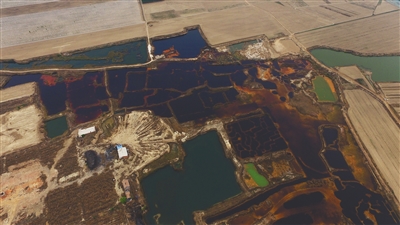 4月19日，廊坊市大城縣南趙扶鎮(zhèn)，津保路以北約八九百米處，一個巨大的污水坑中，水體呈現紅褐色。 新京報記者 尹亞飛 攝