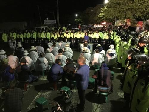 在把薩德搬運(yùn)到星州高爾夫球場(chǎng)過程中，當(dāng)?shù)鼐用窈途彀l(fā)生對(duì)抗沖突圖據(jù)網(wǎng)絡(luò)