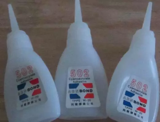 男女網(wǎng)上早戀遭反對(duì) 倆人竟用502膠把手粘到一起