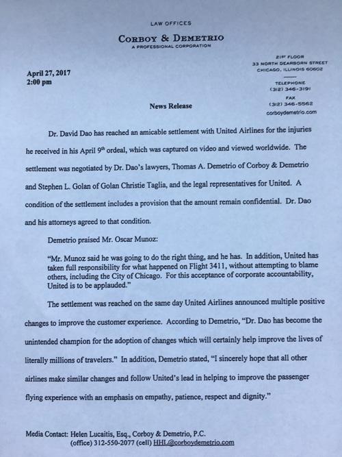 當?shù)貢r間4月27日14點（北京時間28日凌晨3點），負責代理美聯(lián)航暴力拖拽乘客下飛機一案的律師德梅特里奧給包括央視記者在內(nèi)的媒體發(fā)來郵件，稱美聯(lián)航已與遭暴力拖拽下飛機的乘客David Dao達成和解協(xié)議。但作為條件之一，協(xié)議的具體內(nèi)容和涉及的金額保密。