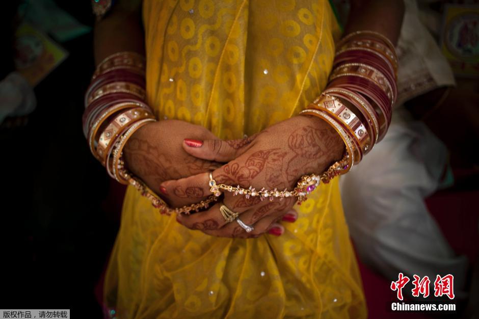 當(dāng)?shù)貢r(shí)間2014年6月15日,印度新德里,印度政府為數(shù)百對貧困新人舉辦集體婚禮。