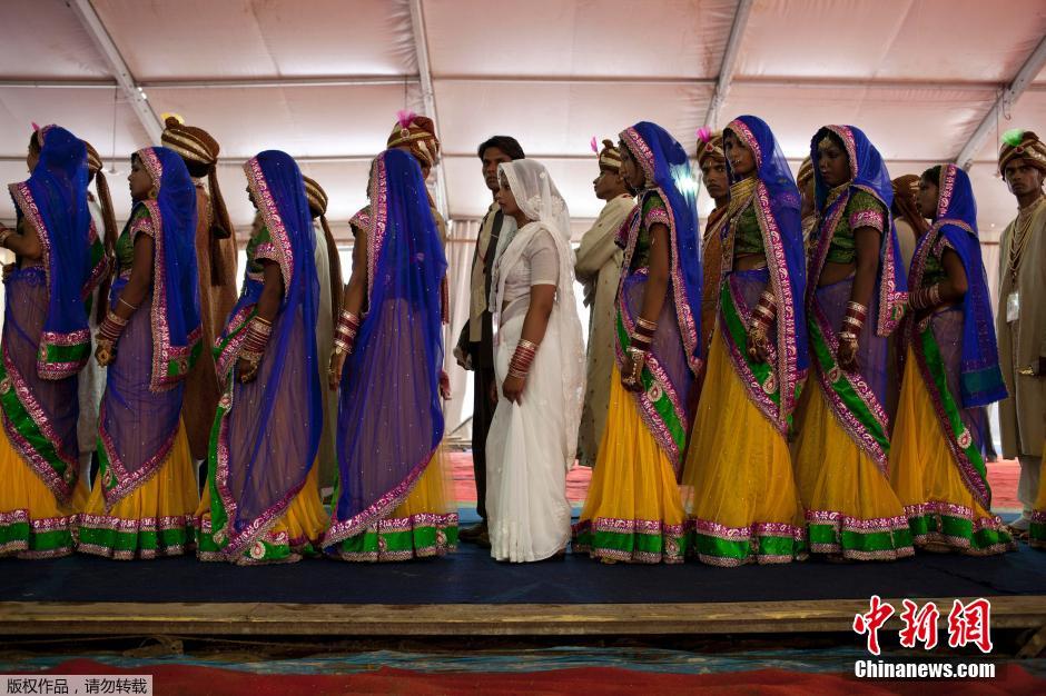 當(dāng)?shù)貢r(shí)間2014年6月15日,印度新德里,印度政府為數(shù)百對貧困新人舉辦集體婚禮。