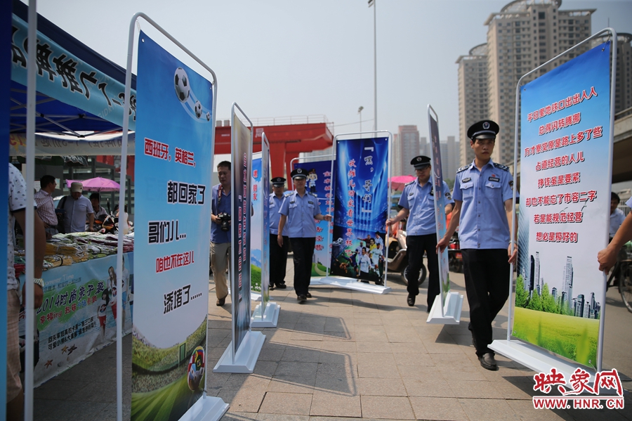 “平日里地鐵口出出入入，總得閃轉(zhuǎn)騰挪......”
