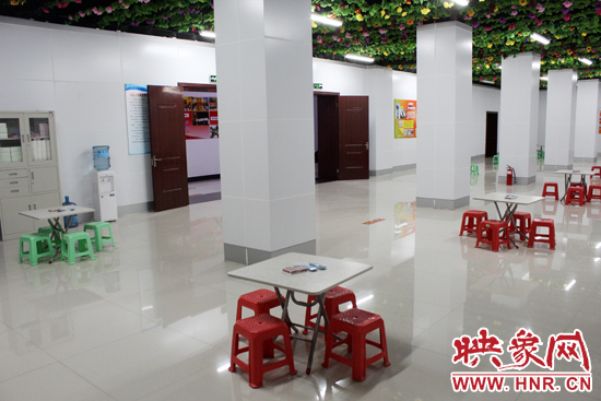 為了給市民納涼避暑創(chuàng)造舒適的環(huán)境，今年鄭州市人防辦加大了投入，對(duì)納涼點(diǎn)進(jìn)行了升級(jí)改造