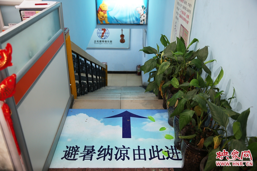 金水區(qū)人防（珠江琴行）納涼點(diǎn)入口處的明顯標(biāo)識。