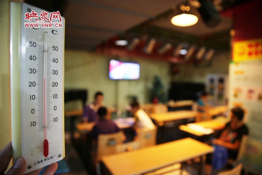 金水區(qū)人防辦（珠江琴行）納涼處，市民在25度的室內(nèi)玩棋牌。