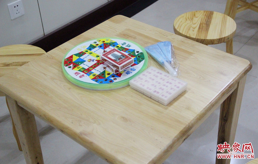 中原區(qū)人防納涼場所（桐柏路與中原路交叉口）內(nèi)配備的棋牌和扇子。