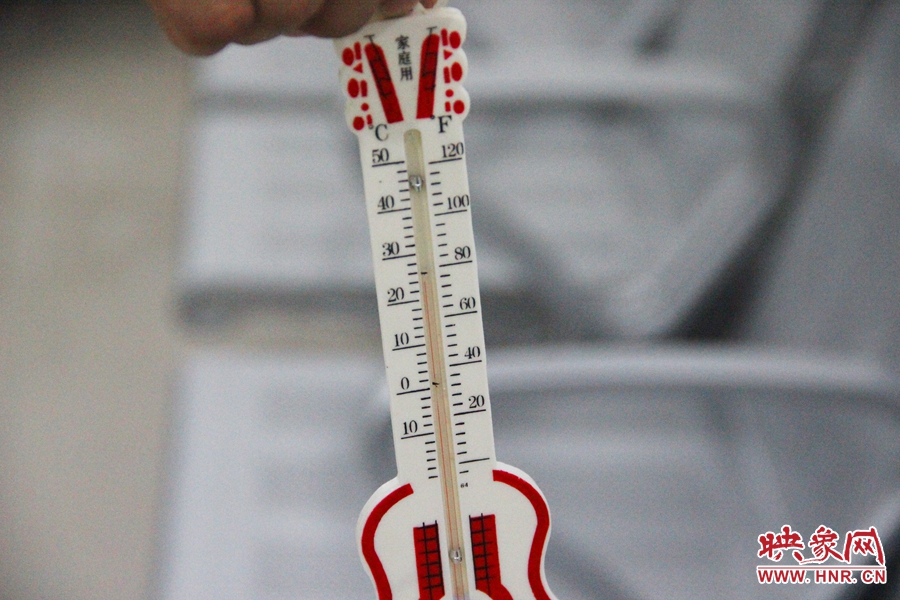 中原區(qū)人防納涼場所（桐柏路與中原路交叉口），室內(nèi)溫度達(dá)24度，相比中原區(qū)室外溫度低14度。