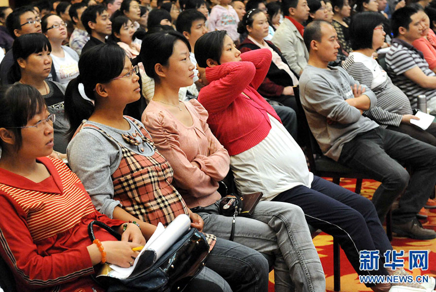 “準(zhǔn)媽媽”和“準(zhǔn)爸爸”們在鄭州市舉行的一場金色“孕”律音樂會現(xiàn)場欣賞搖籃曲（2011年5月8日攝）。