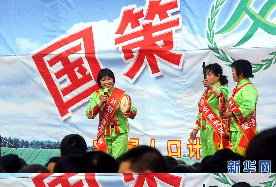 說唱演員在河南省寶豐縣街頭宣傳計劃生育政策（2008年2月19日攝）。