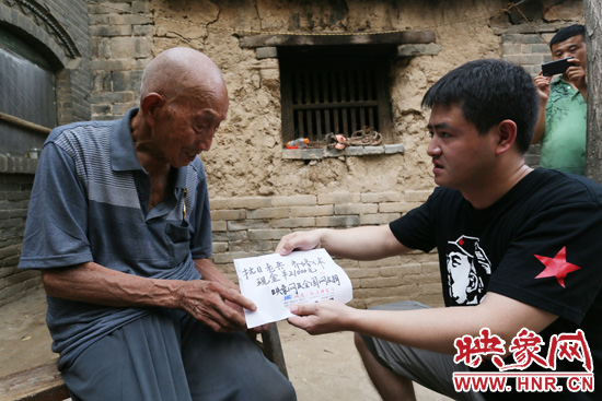 映象網記者親手將網友捐款交到老人手中。