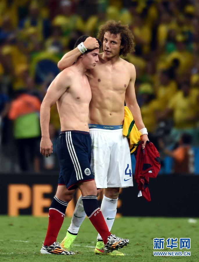 圖為7月4日，巴西隊球員路易斯（右）賽后安慰哥倫比亞隊球員羅德里格斯。