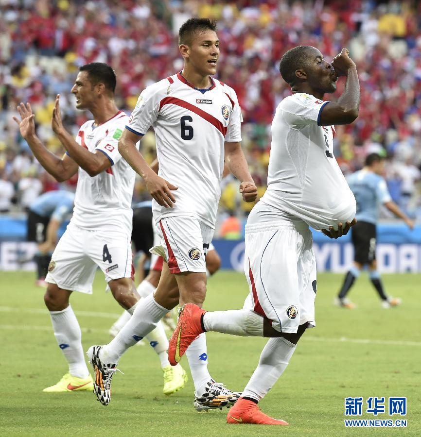 6月14日，哥斯達黎加隊球員喬·坎貝爾（右一）進球后將足球塞進衣服內(nèi)慶祝。