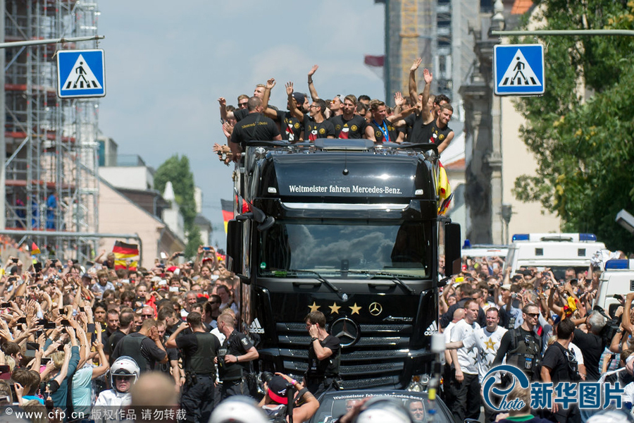 當(dāng)?shù)貢r(shí)間2014年7月15日，德國(guó)柏林，德國(guó)隊(duì)歸國(guó)舉行奪冠巡游。