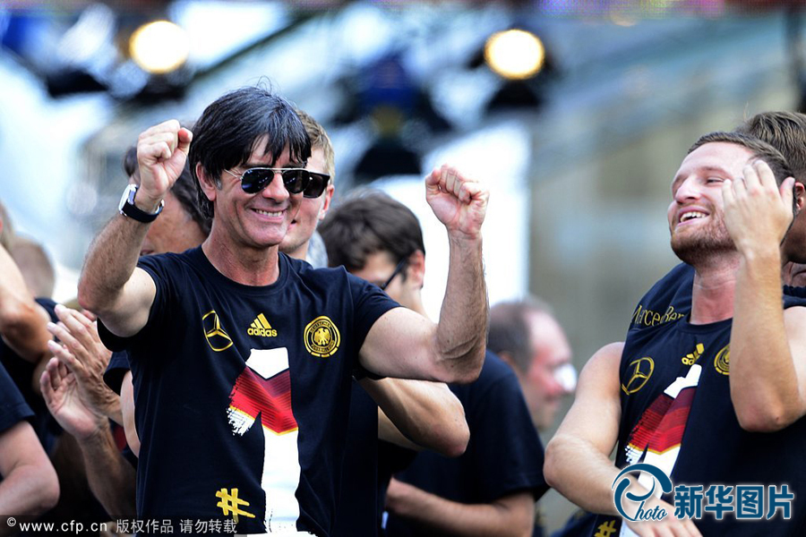 當(dāng)?shù)貢r(shí)間2014年7月15日，德國(guó)柏林，德國(guó)隊(duì)歸國(guó)舉行奪冠巡游