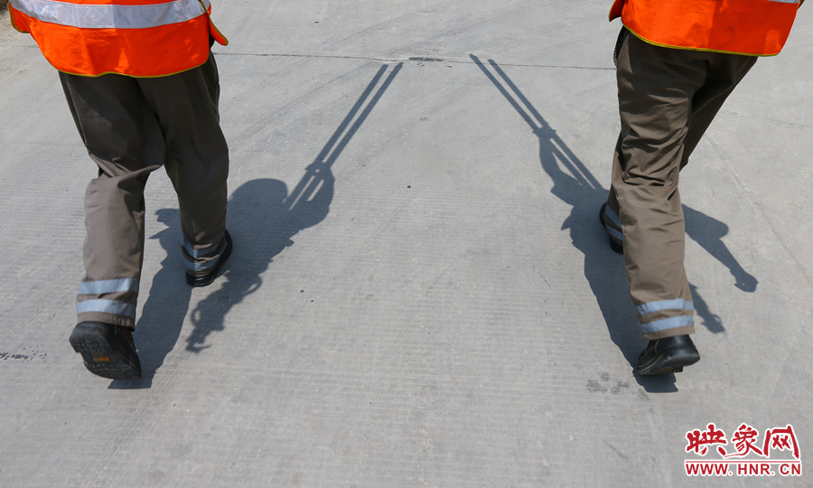 中午時分，烈日當(dāng)頭，在滾燙的水泥地面上投下了小小的身影