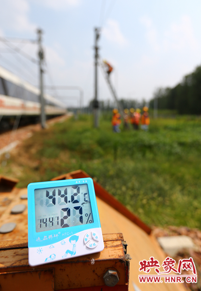 剛開始工作20分鐘，戶外溫度已經(jīng)達(dá)到44.2℃