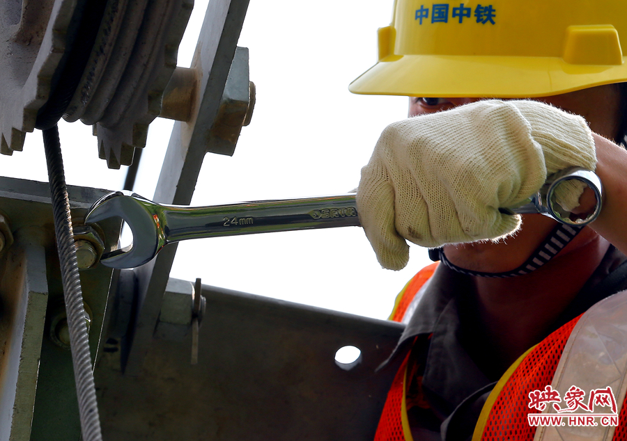 雖然備受高溫的煎熬，但是工作卻是一絲不茍