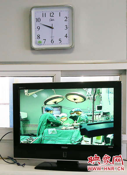 由于扎入大龍顱內(nèi)的針位置較深，所以經(jīng)過七次定位才取出,圖為監(jiān)視器中手術(shù)場景