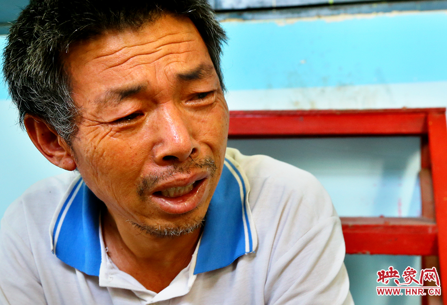 當(dāng)醫(yī)生告知大龍手術(shù)成功的時候，爺爺忍不住哭了起來