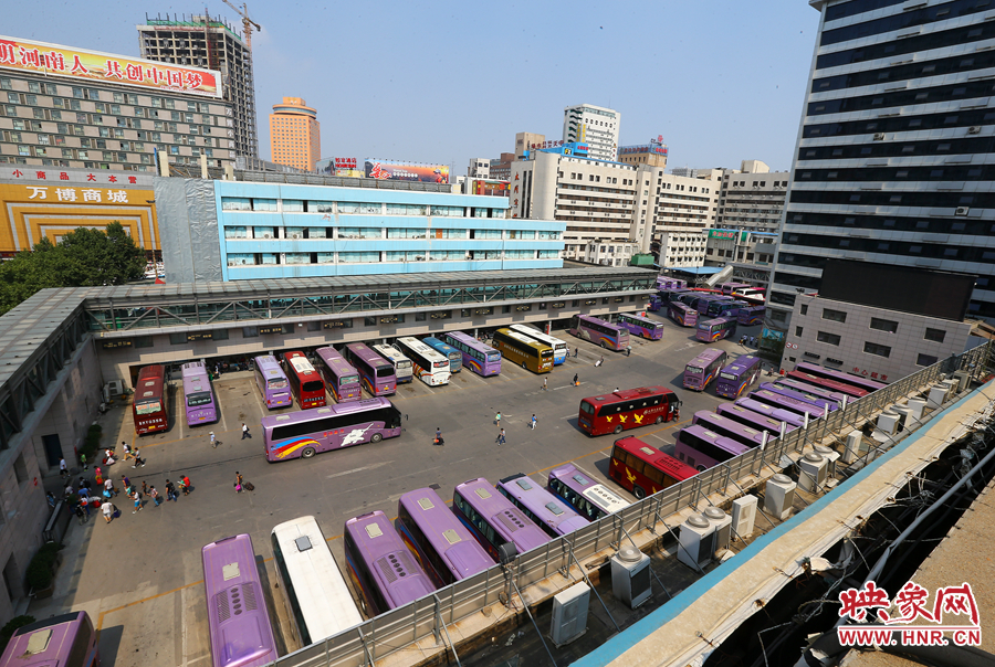 不大的停車(chē)場(chǎng)內(nèi)，每天都有上千輛長(zhǎng)途車(chē)需要調(diào)度員指揮協(xié)調(diào)