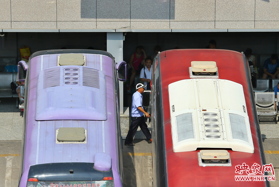 調(diào)度員的身影，在客車(chē)間不停穿梭