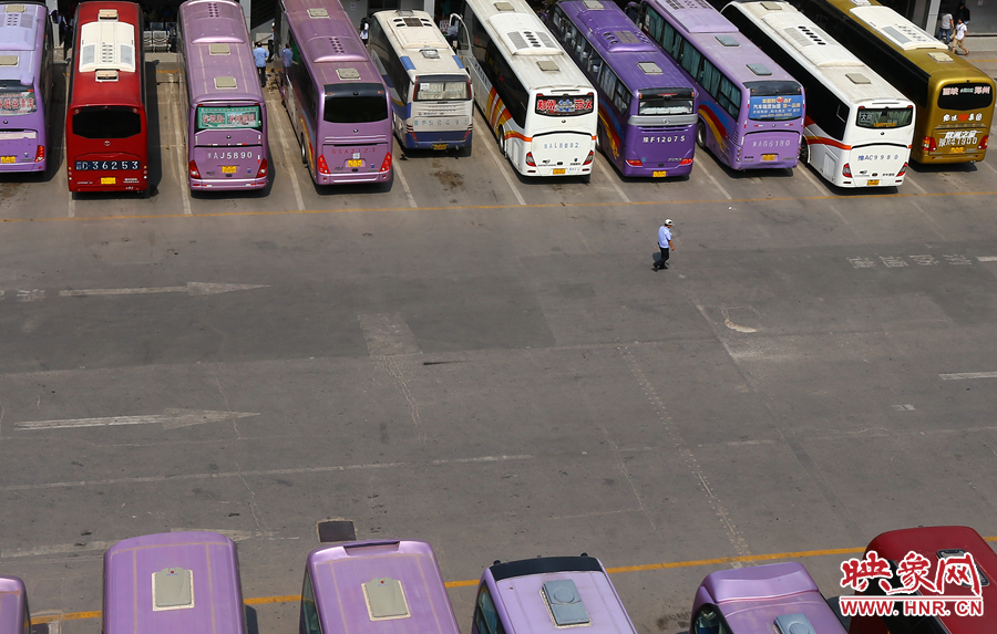 在不大的車(chē)站內(nèi)，幾十輛客車(chē)不停運(yùn)轉(zhuǎn)的發(fā)動(dòng)機(jī)，使得場(chǎng)站內(nèi)溫度居高不下