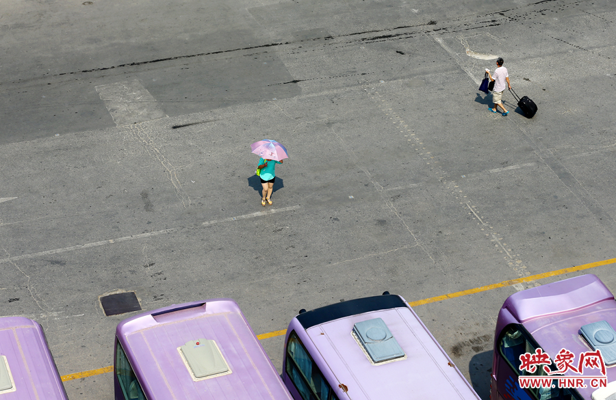 酷暑的陽(yáng)光，常常曬化車(chē)站內(nèi)地面的瀝青，乘車(chē)的旅客都是匆匆而過(guò)，不愿過(guò)多停留。