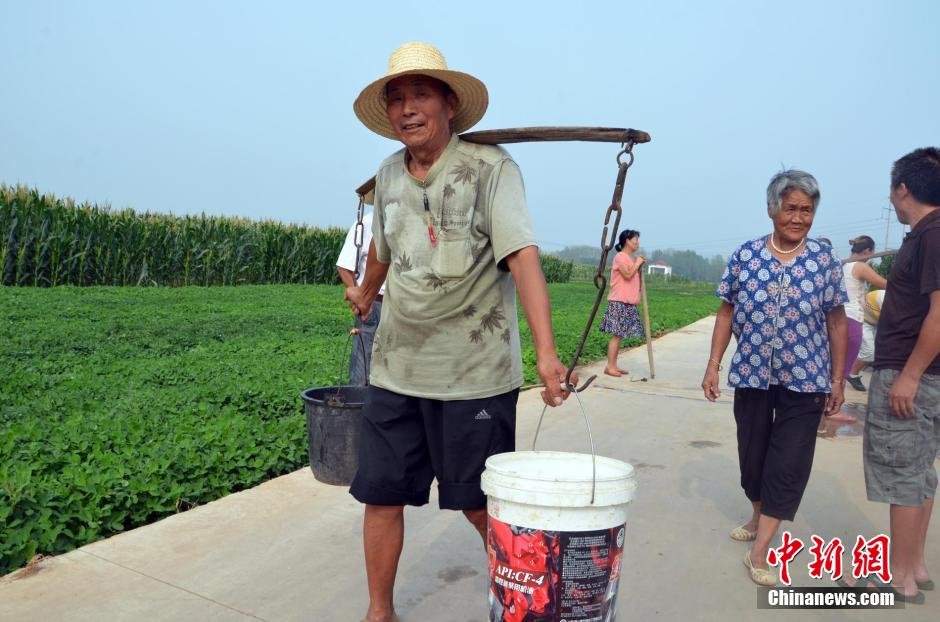 每天排隊(duì)取水，廢水循環(huán)使用已成為該村老少的生活習(xí)慣。