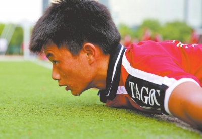 　南京天氣炎熱，地表溫度有時達到40℃以上，烈日下孩子們的衣服濕了又干、干了又濕。