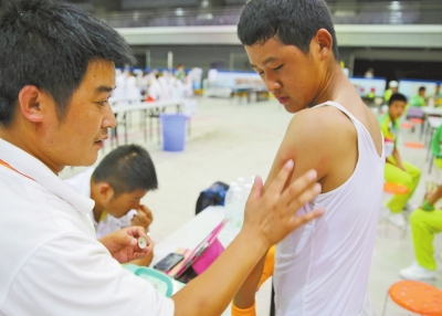 　南京天氣炎熱，地表溫度有時達到40℃以上，烈日下孩子們的衣服濕了又干、干了又濕。
