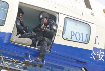 遇緊急情況，機載狙擊手可實施對地打擊。